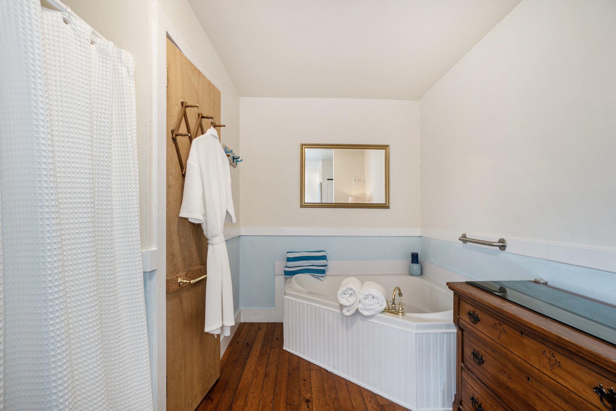 Jacuzzi tub and bathroom area