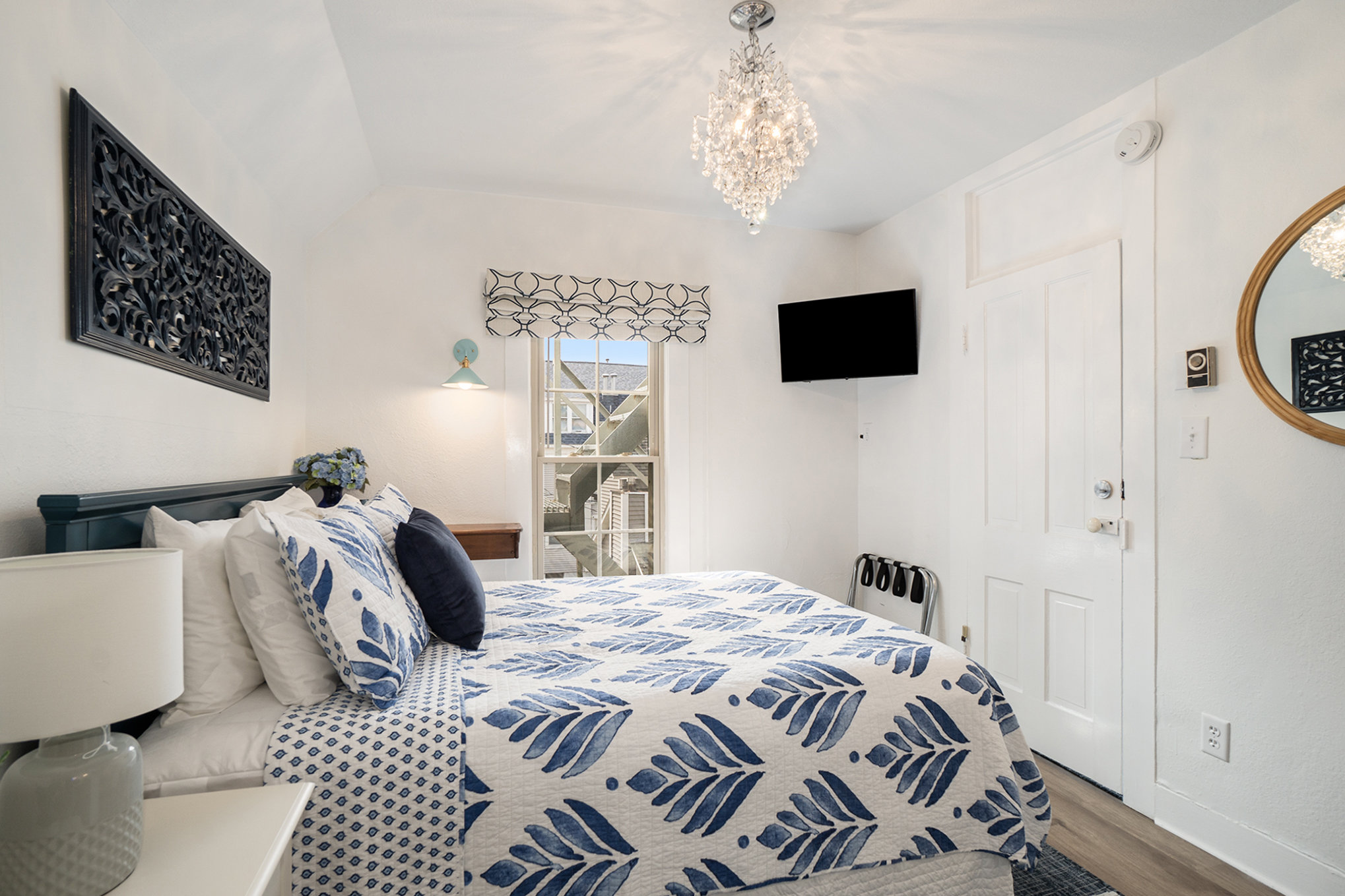 queen bed and chandelier