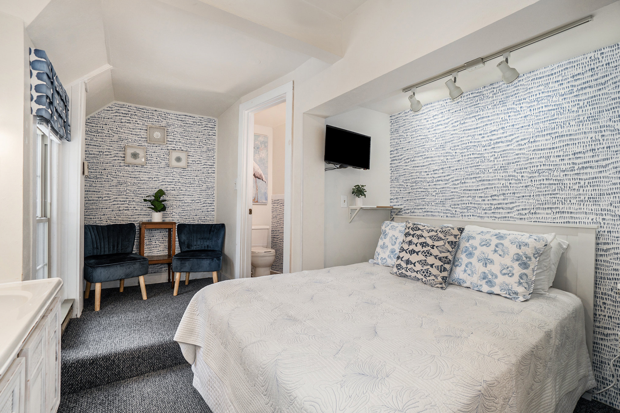 queen bed, vanity, seating area