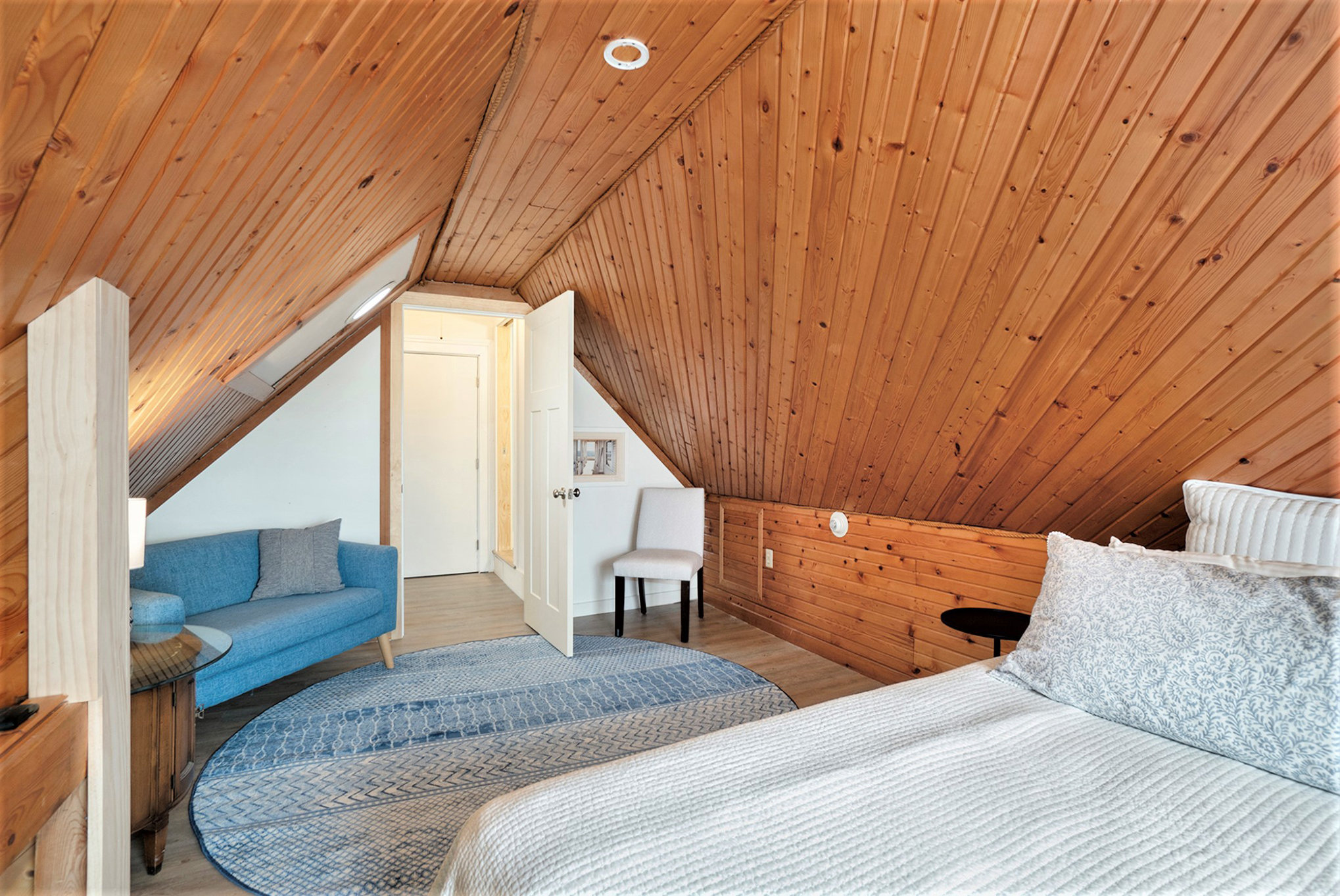 King bed and sitting area