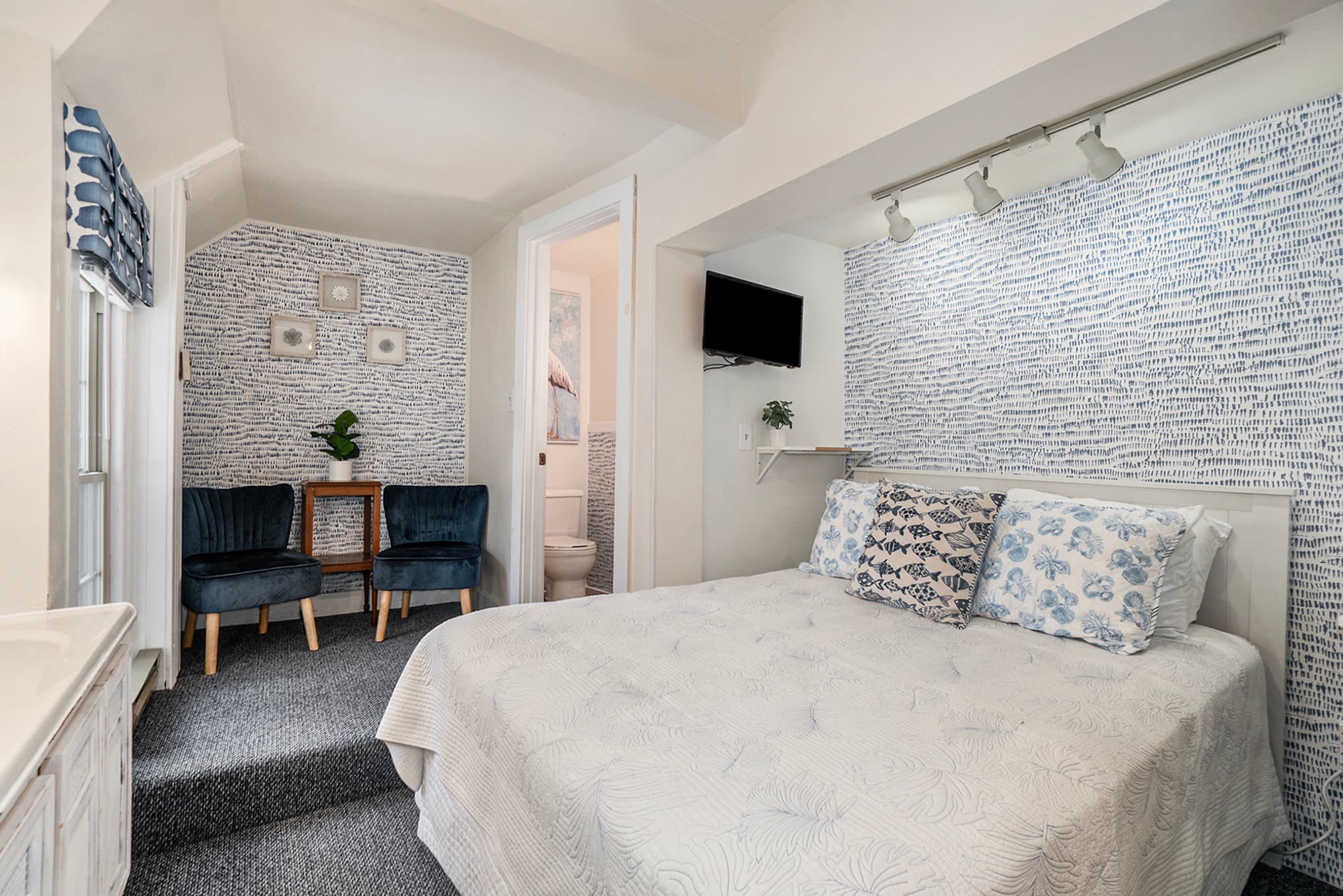 queen bed, vanity, seating area