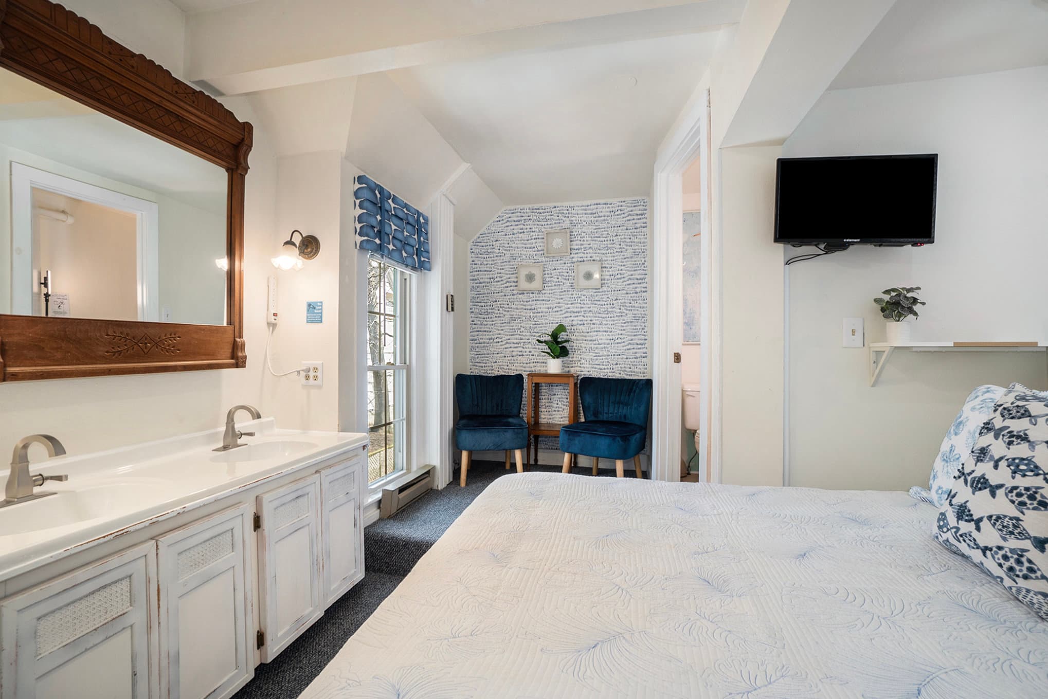 queen bed, vanity, seating area