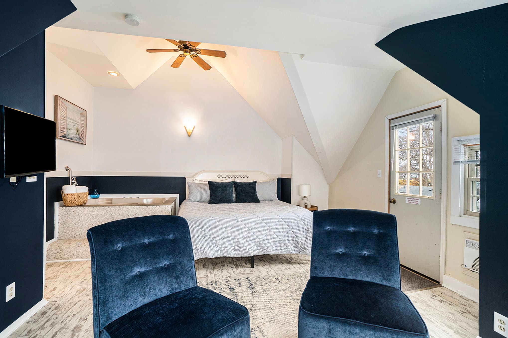 seating area, king bed, jacuzzi