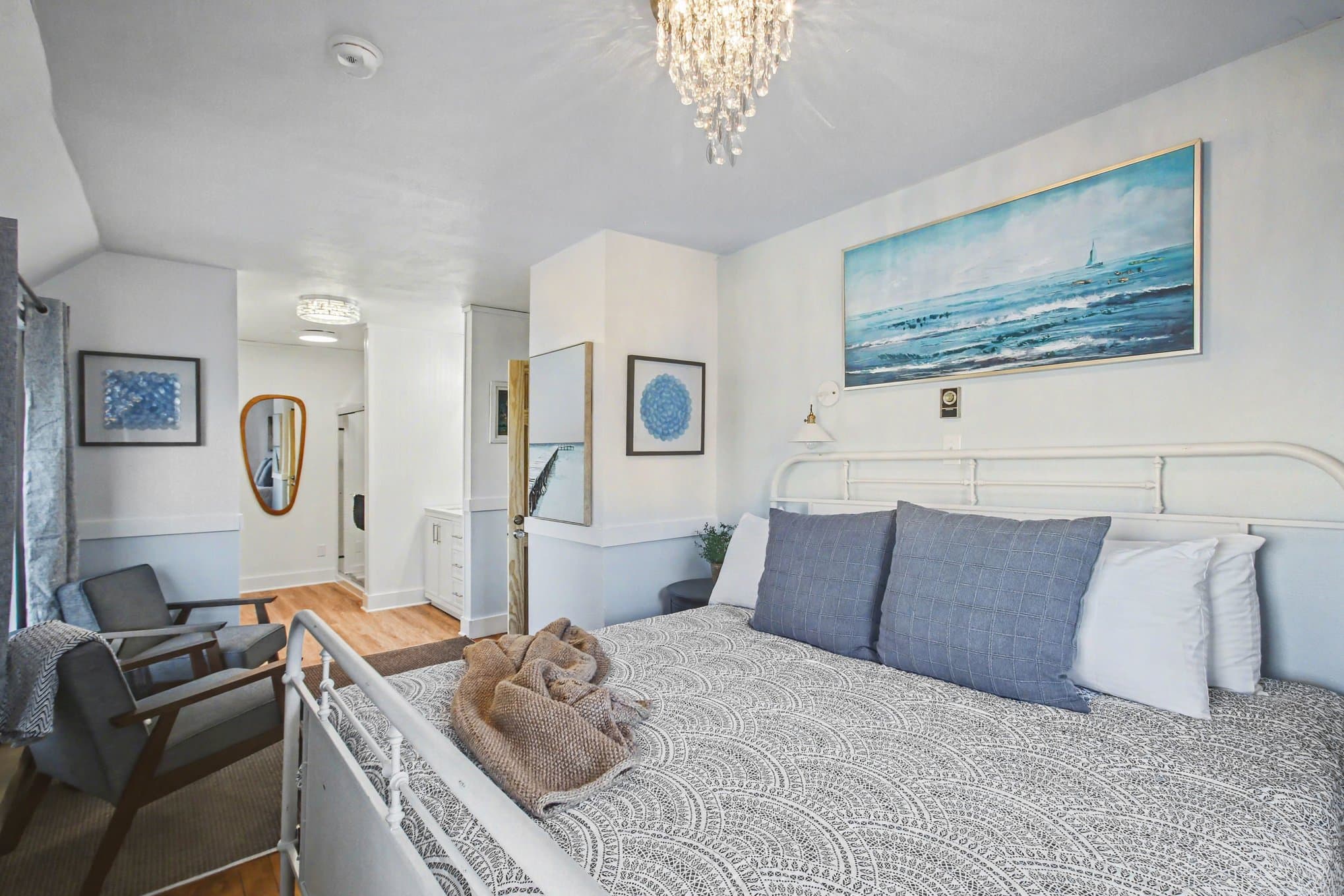 king bed, seating area