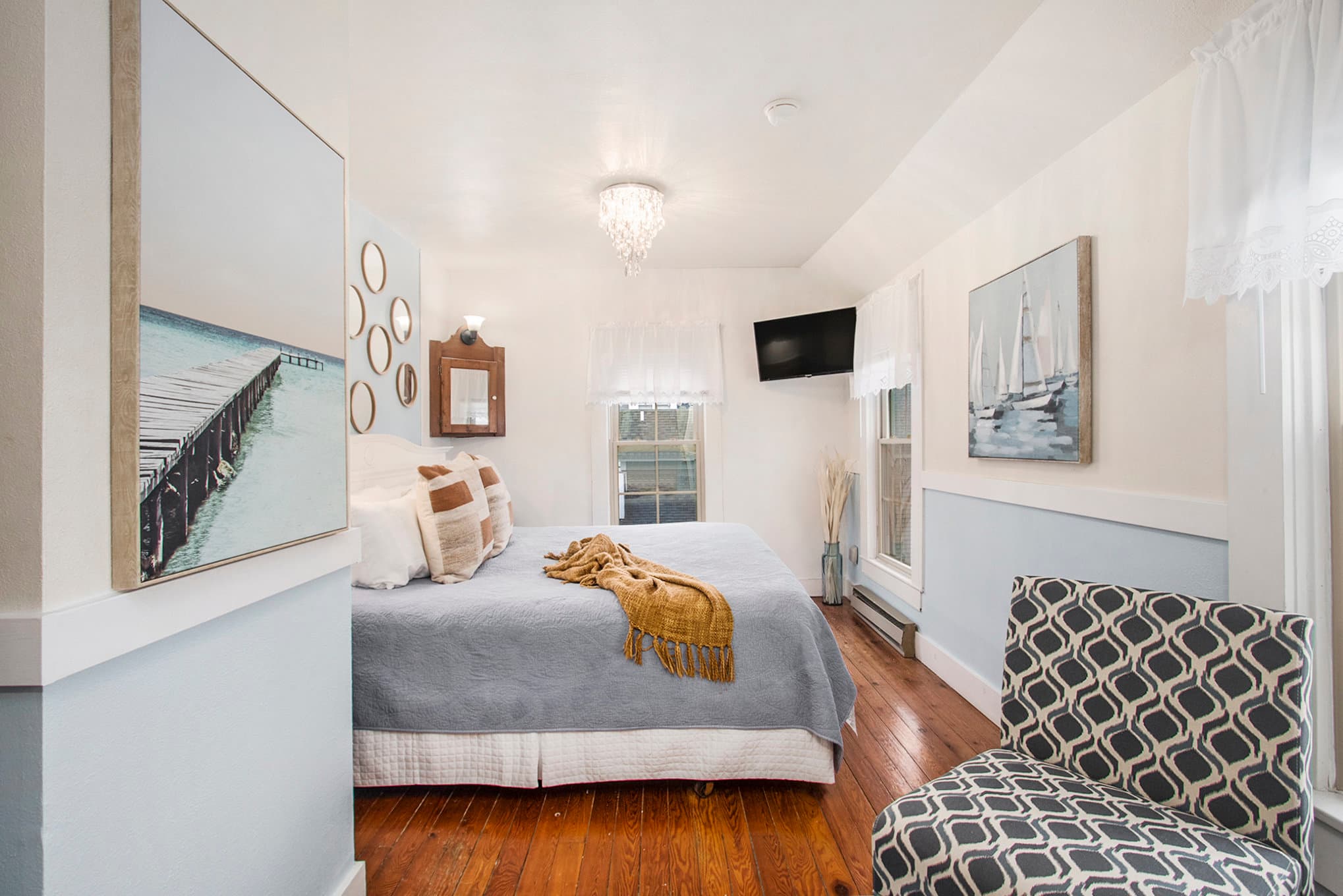 king bed, sitting area, jacuzzi tub