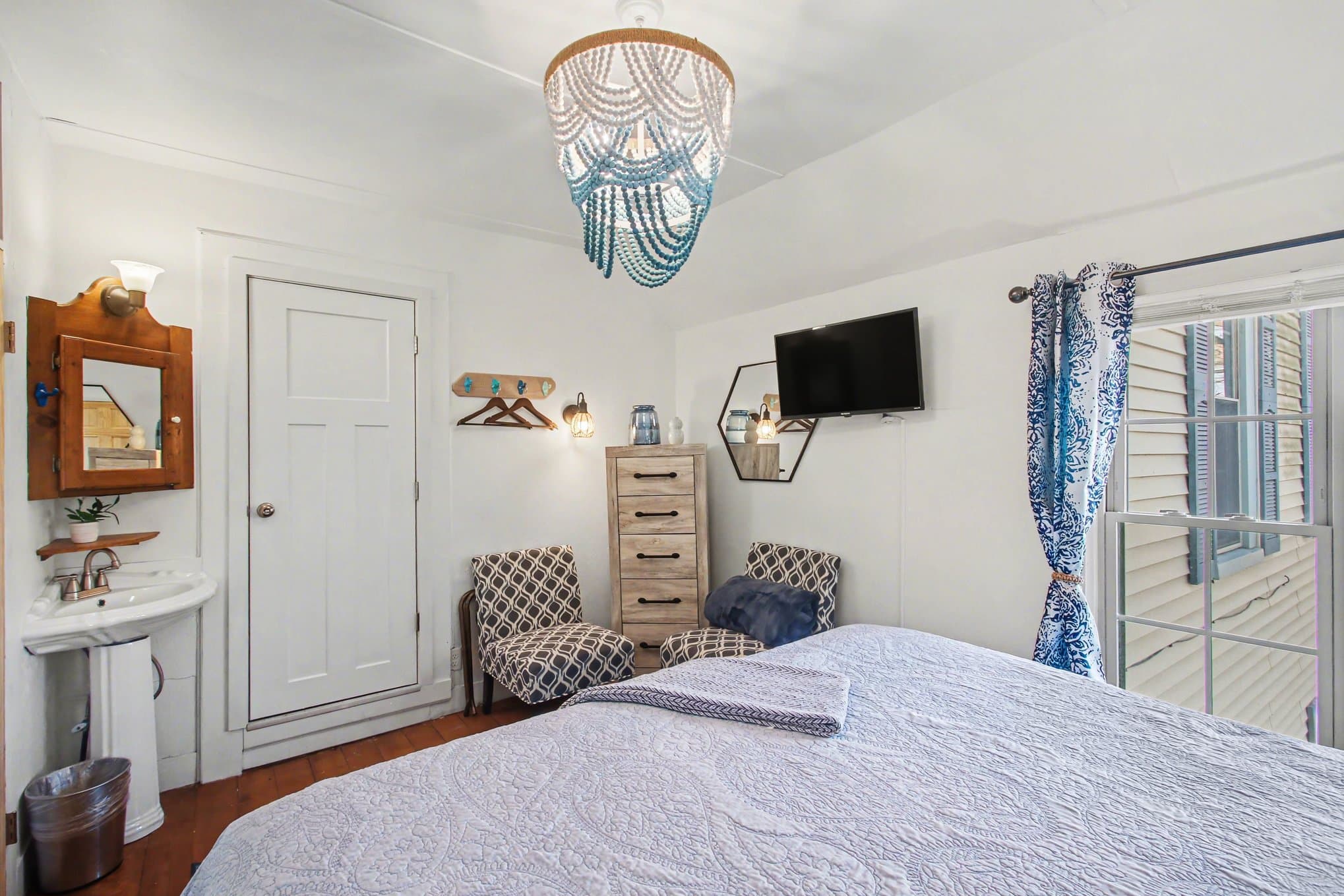 King bed with blue wall, side tables and lamps