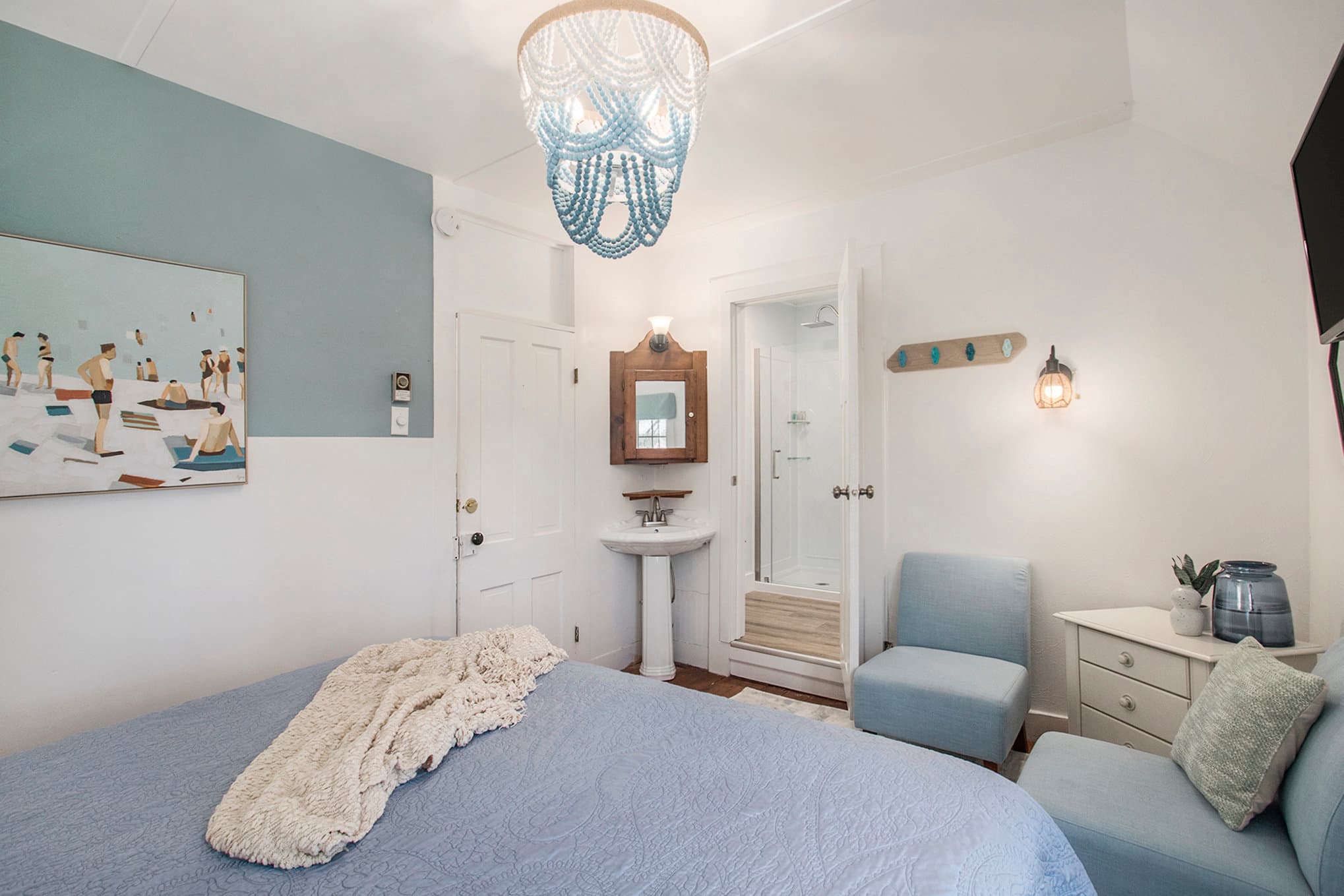 King bed, seating area, bathroom