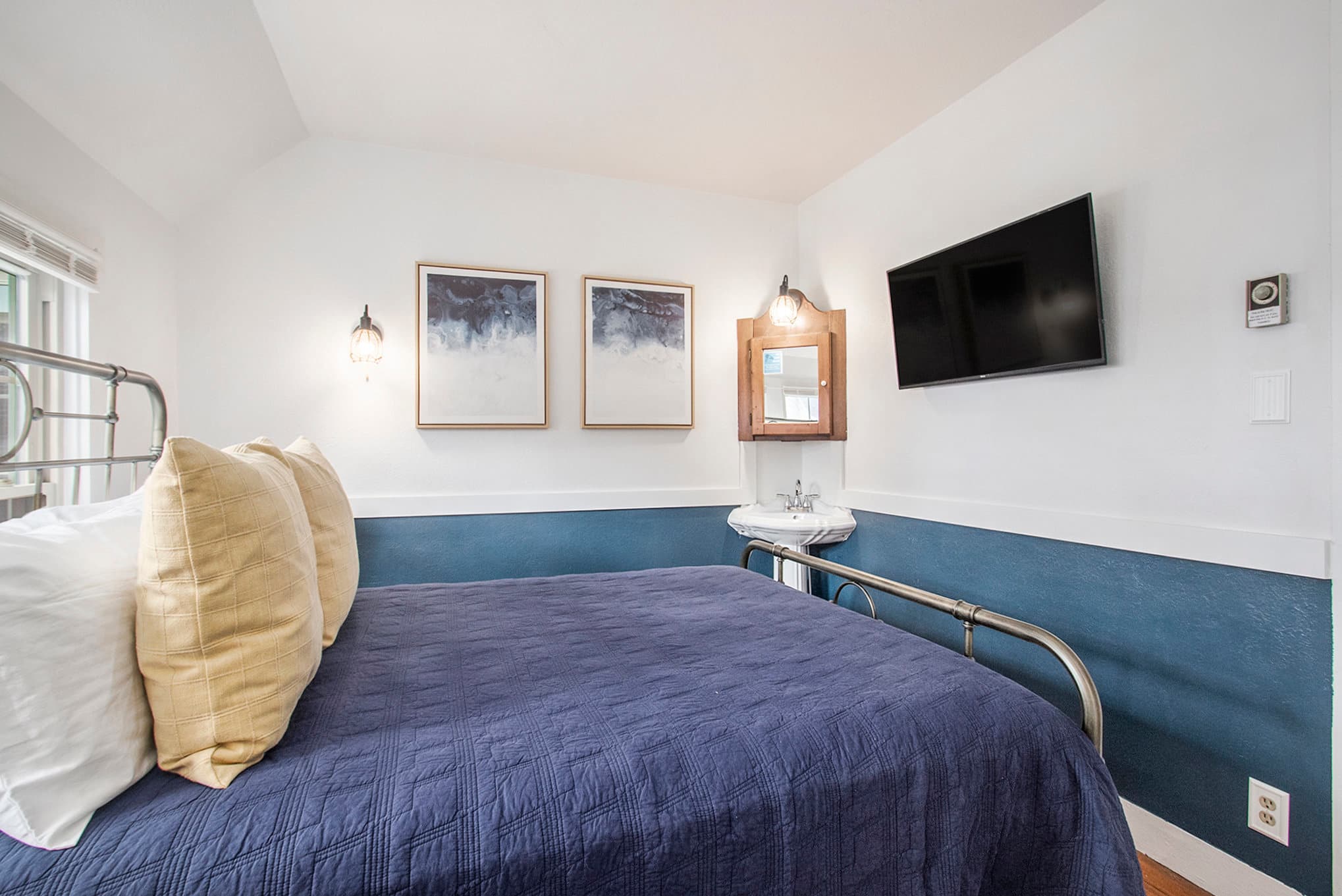 Queen bed with sink and vanity