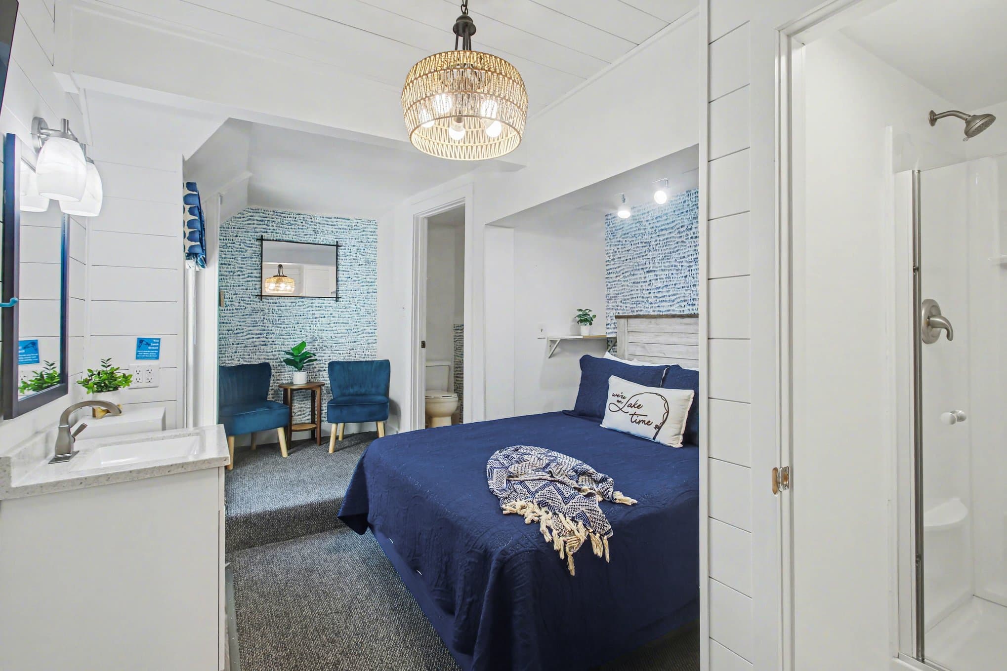 queen bed, vanity, seating area