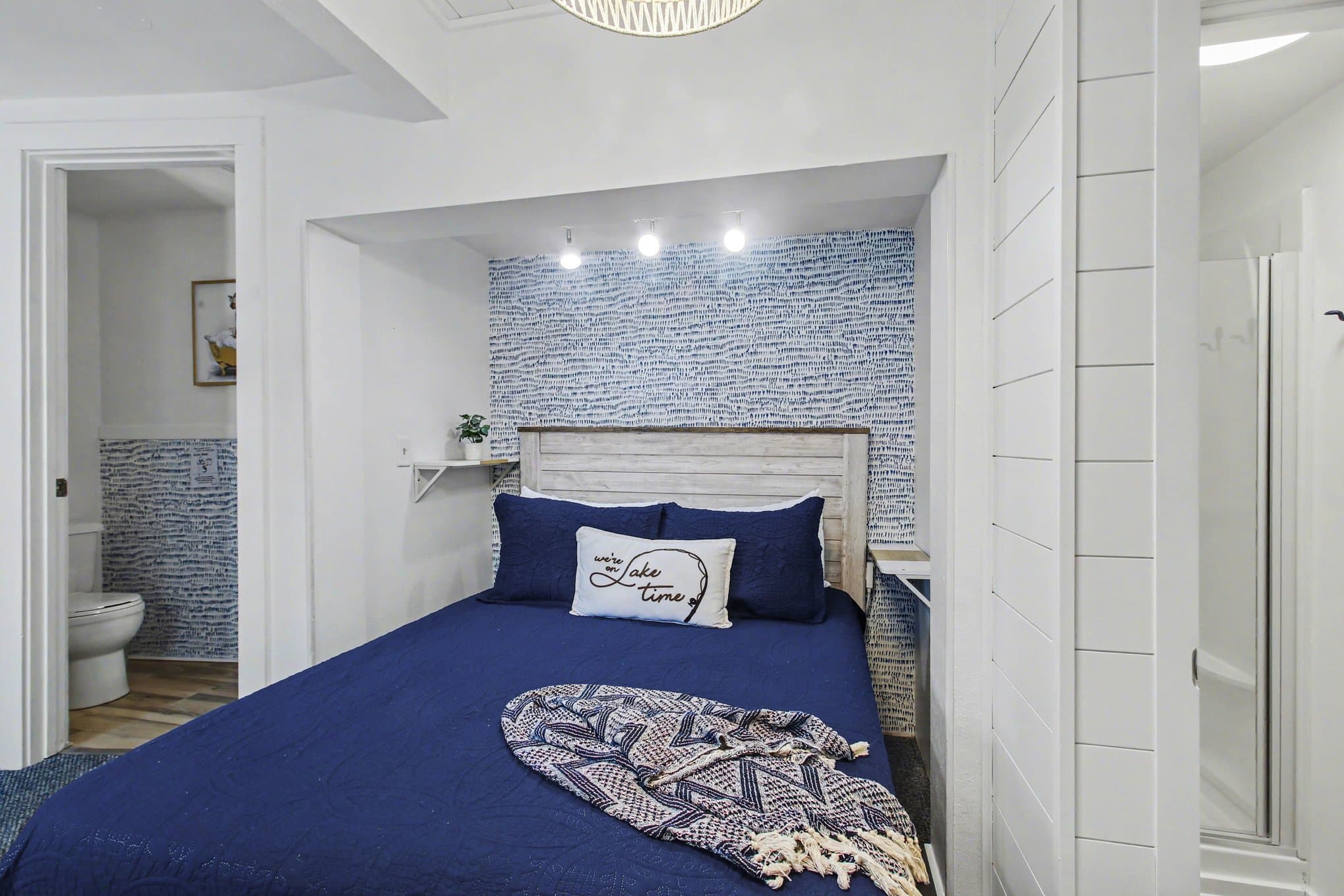 queen bed, vanity, seating area