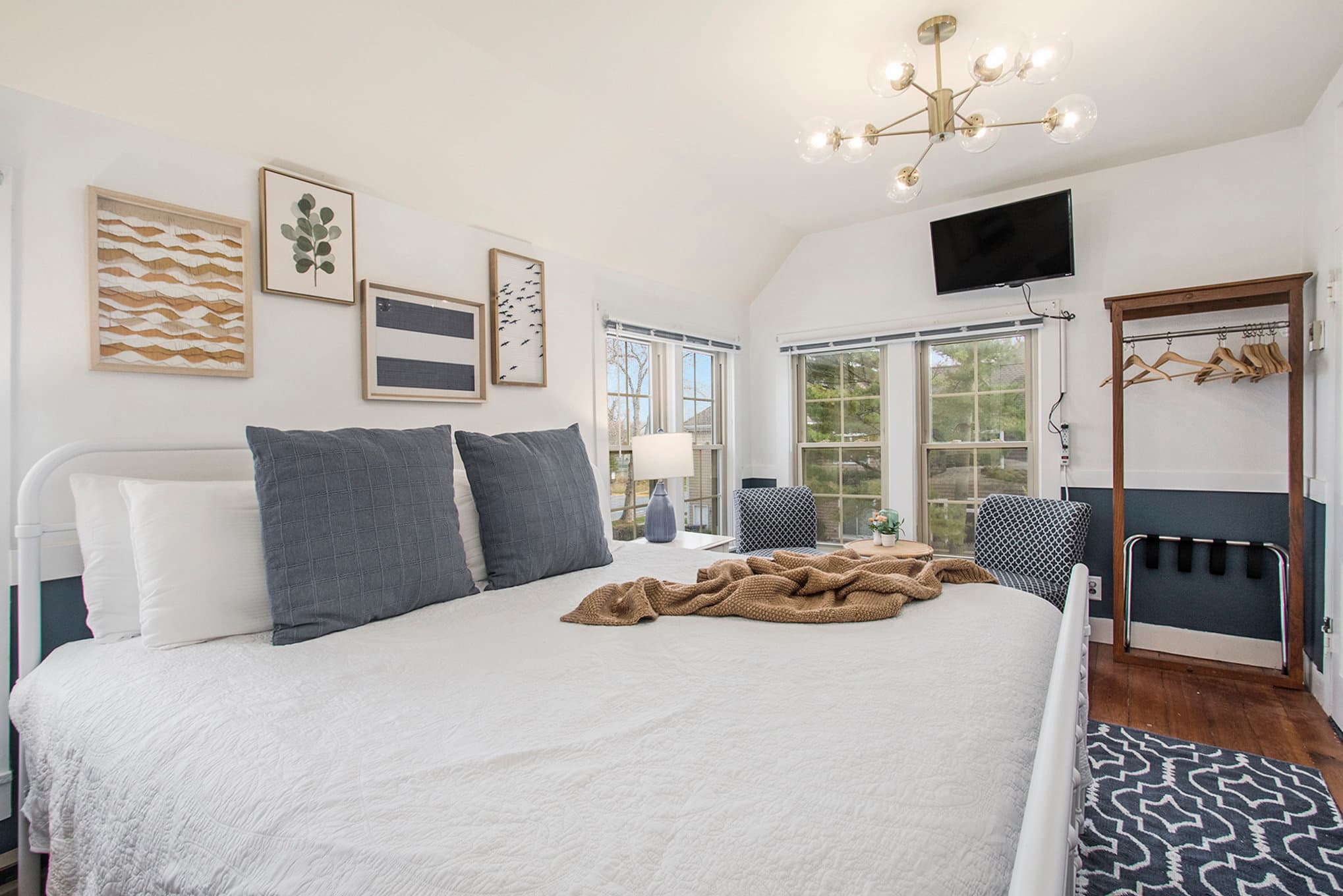 king bed and sitting area