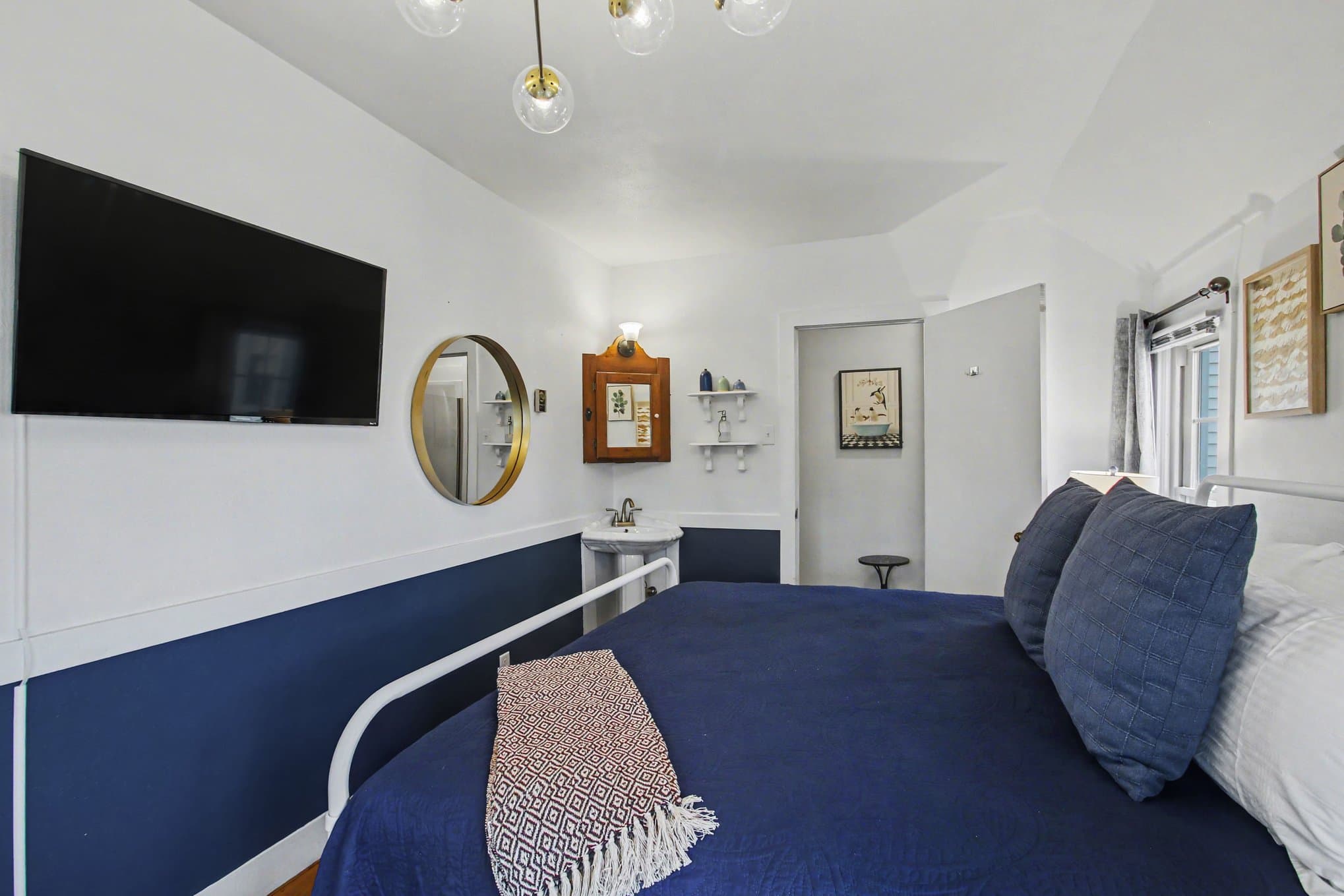 king bed and sitting area