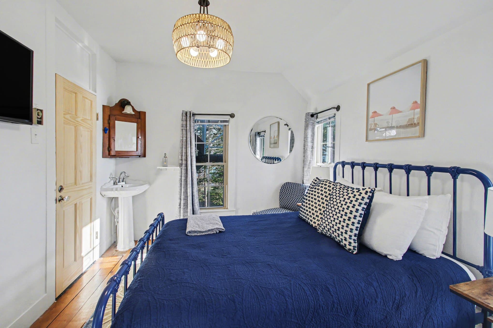 queen bed and sitting