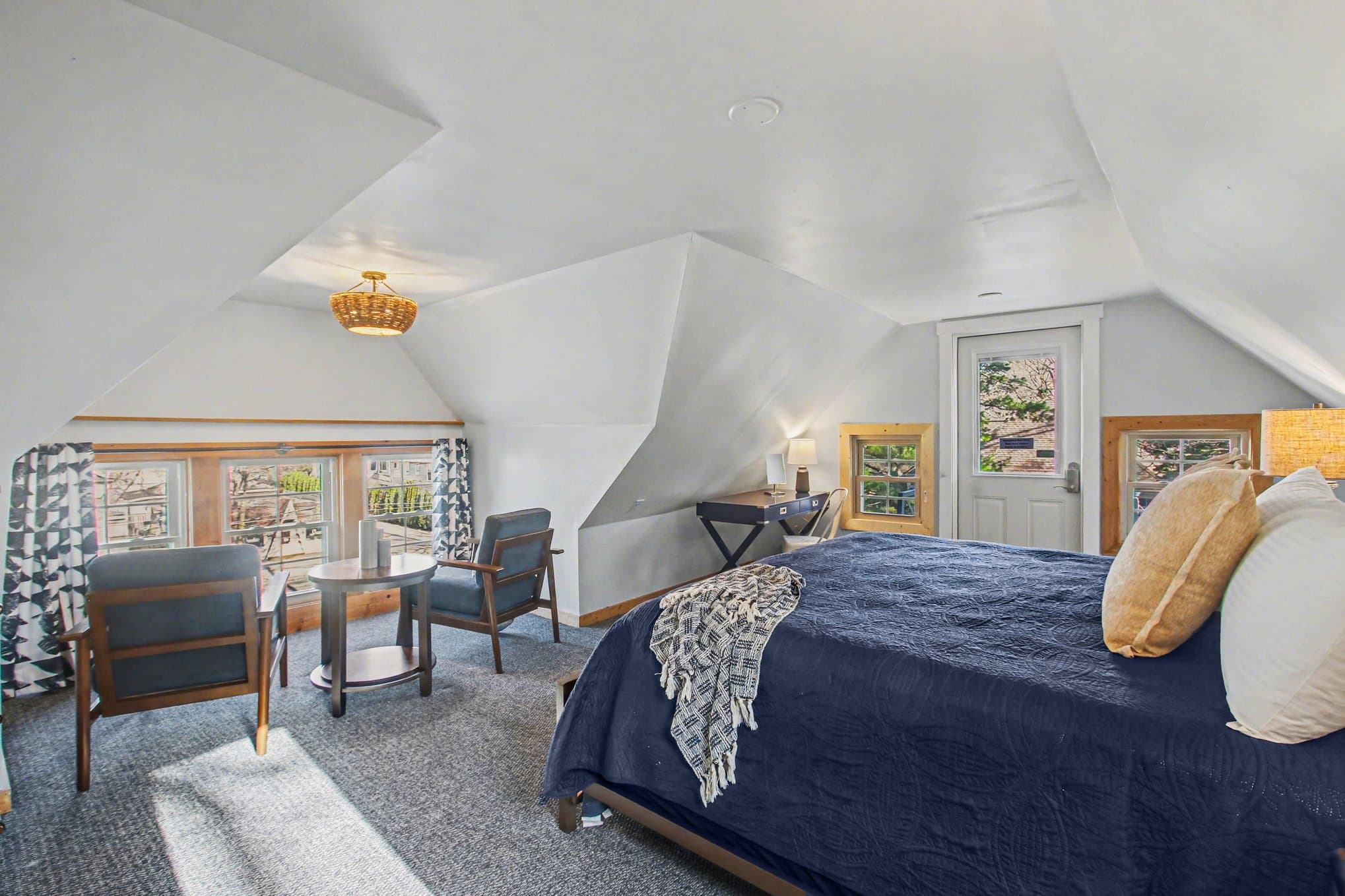 private king room with seating