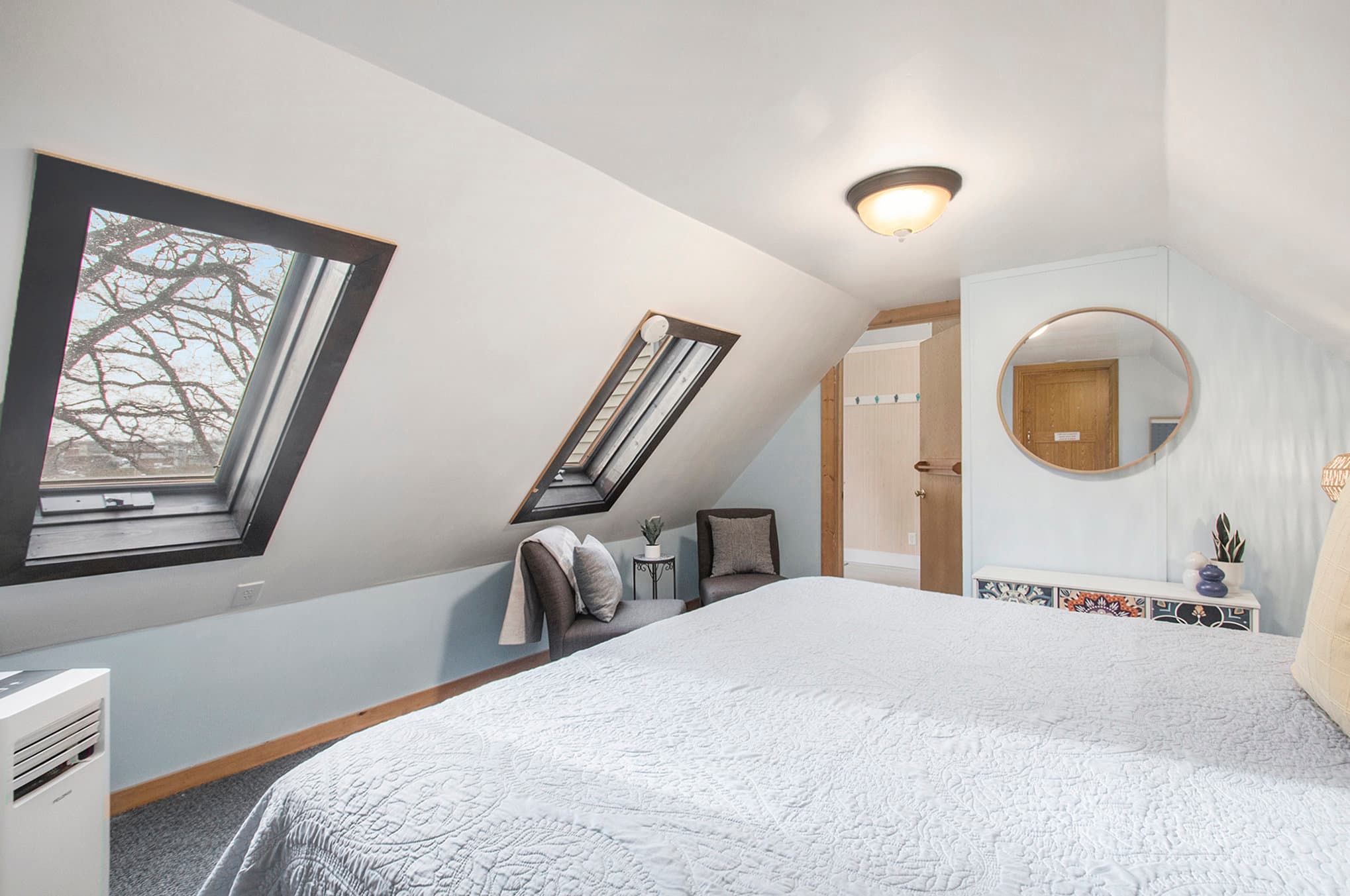 queen bed and seating area