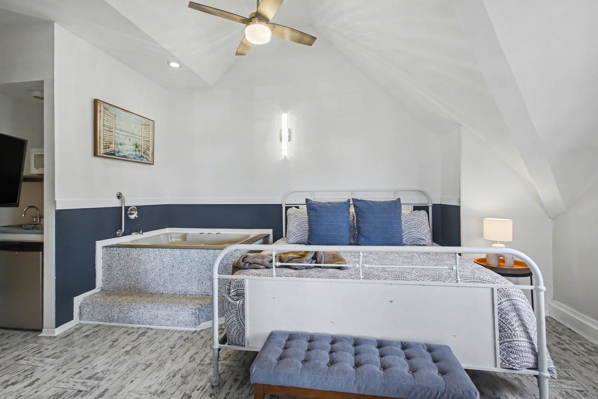 king bed and jacuzzi