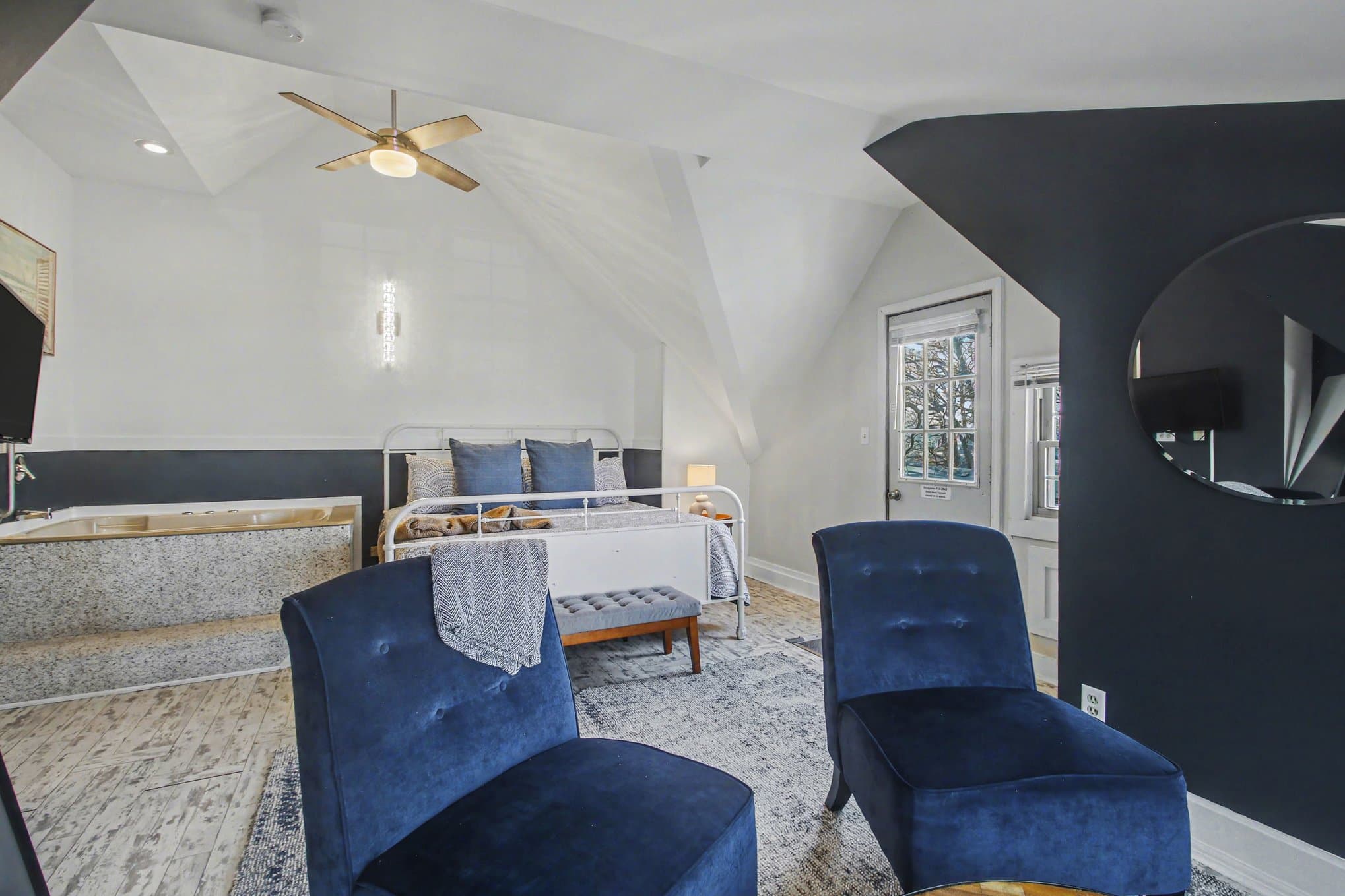 seating area, king bed, jacuzzi