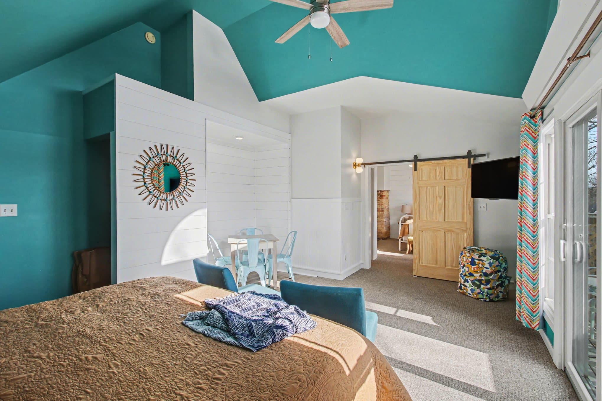 king bed and sitting area