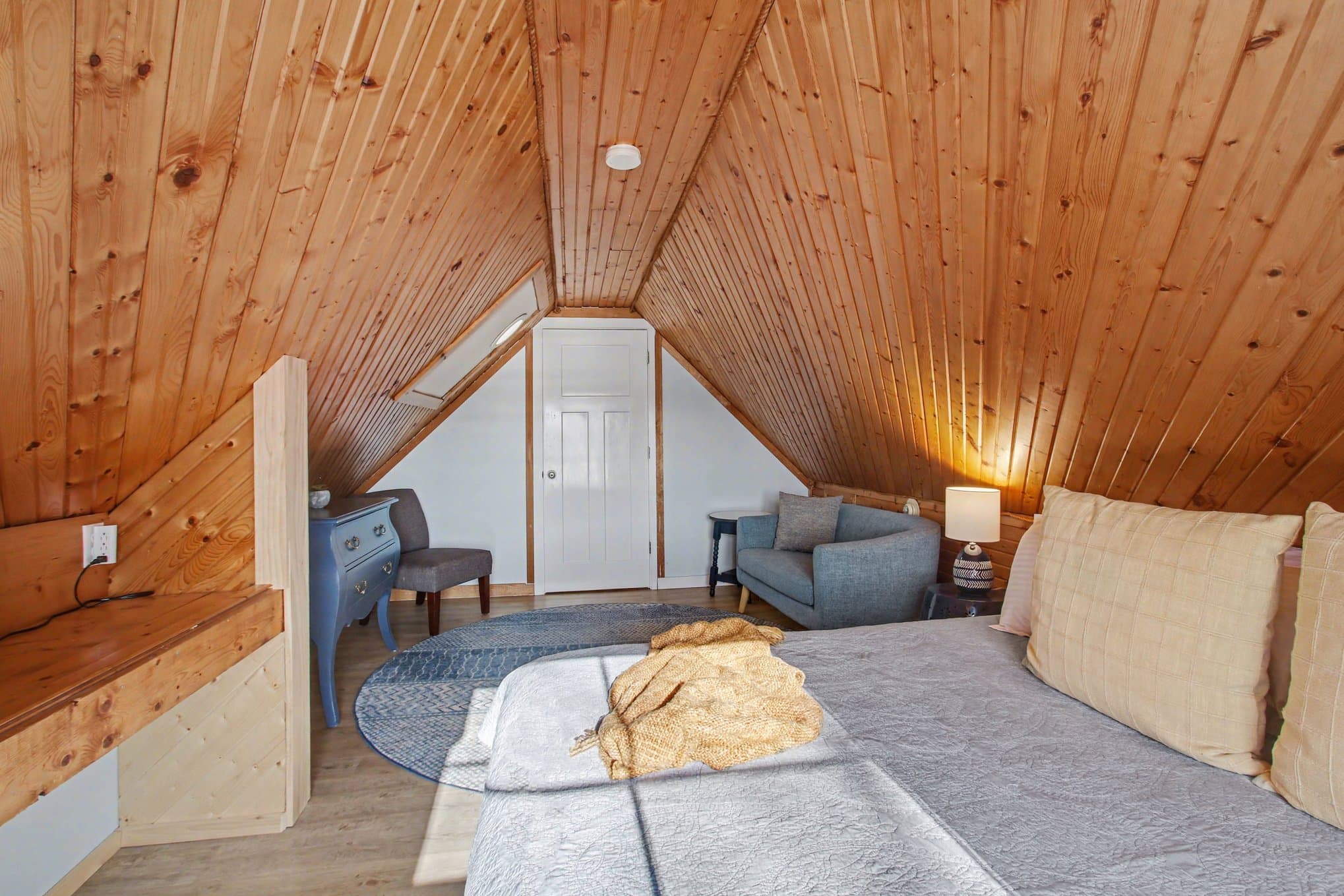 King bed and sitting area