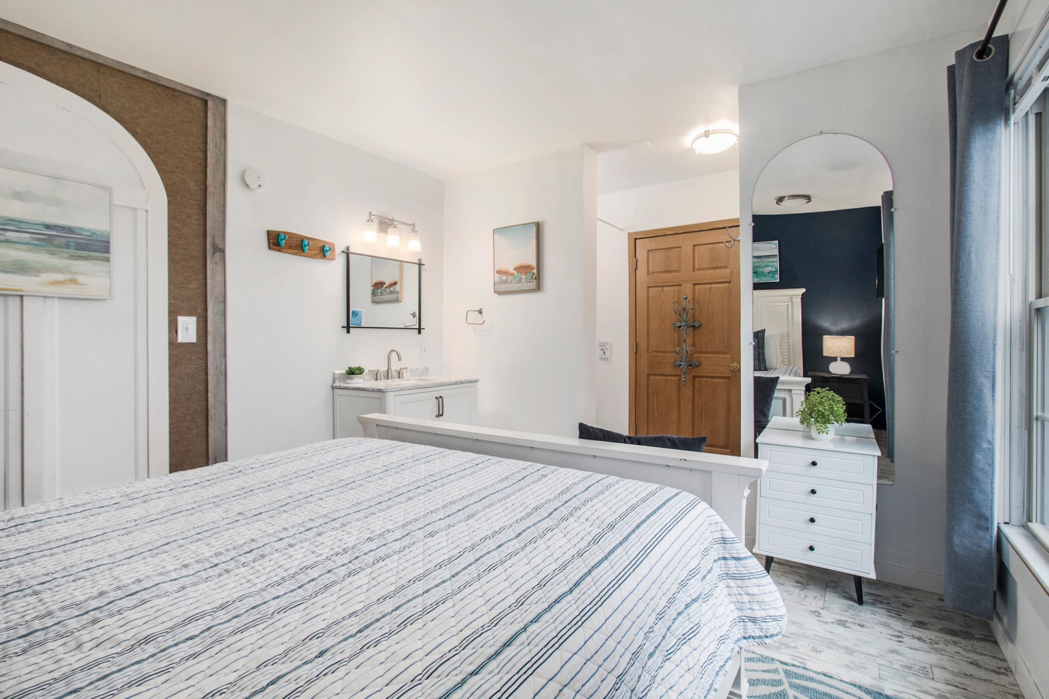 queen bed and shower