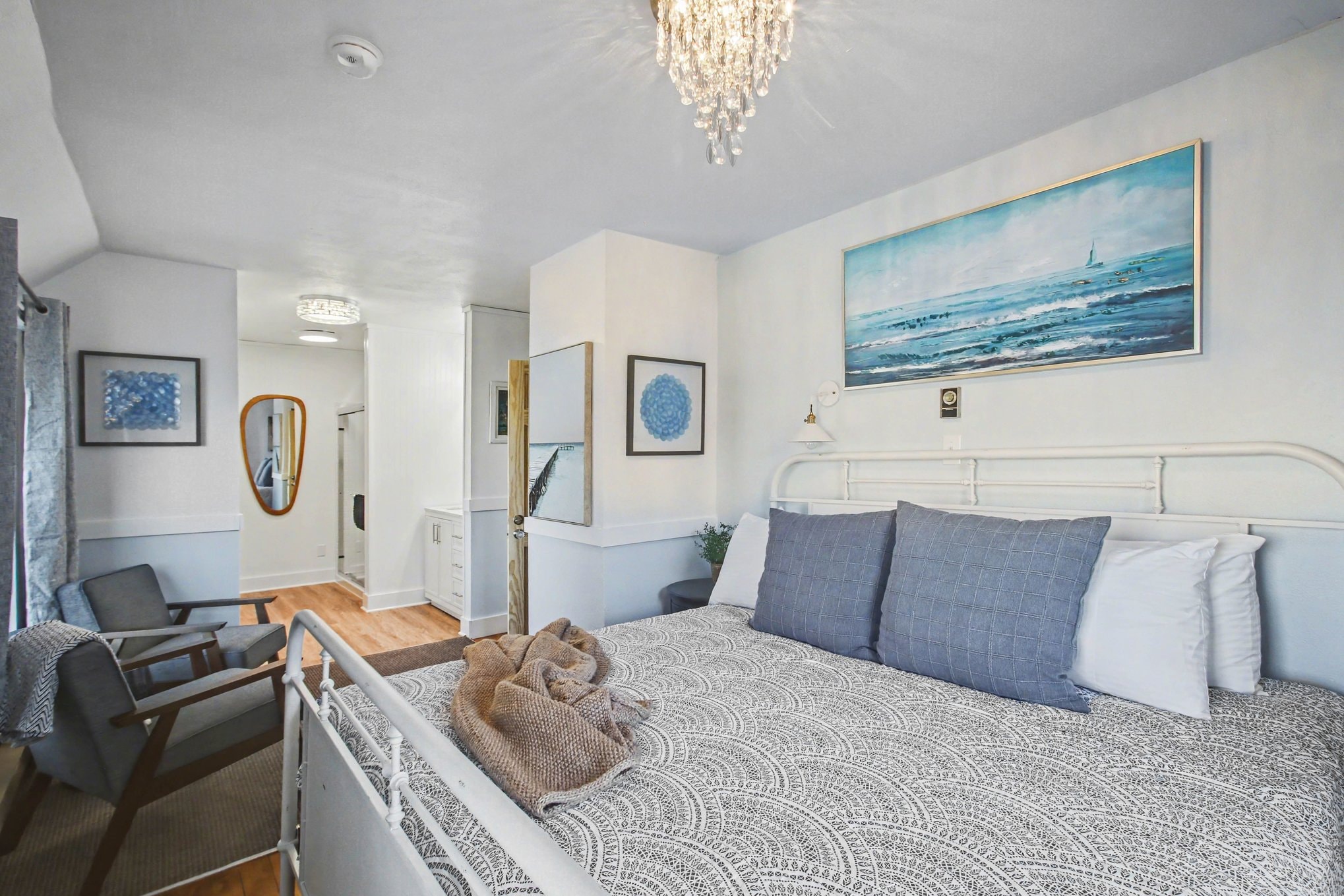 king bed, seating area