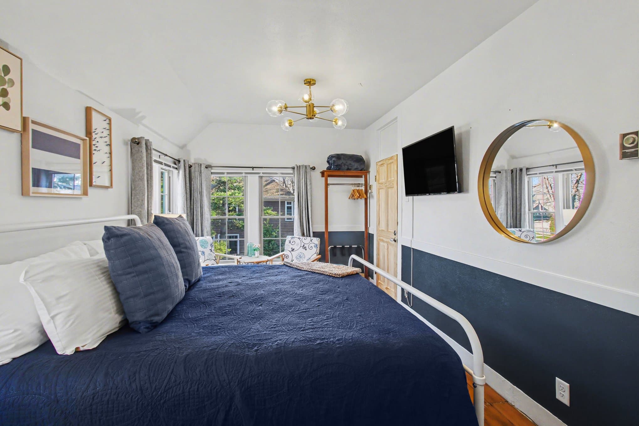 queen bed, tv